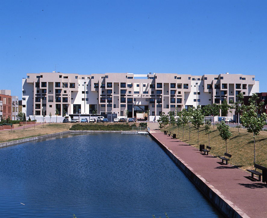 Immeuble de logements à Évry (Essonne, France).