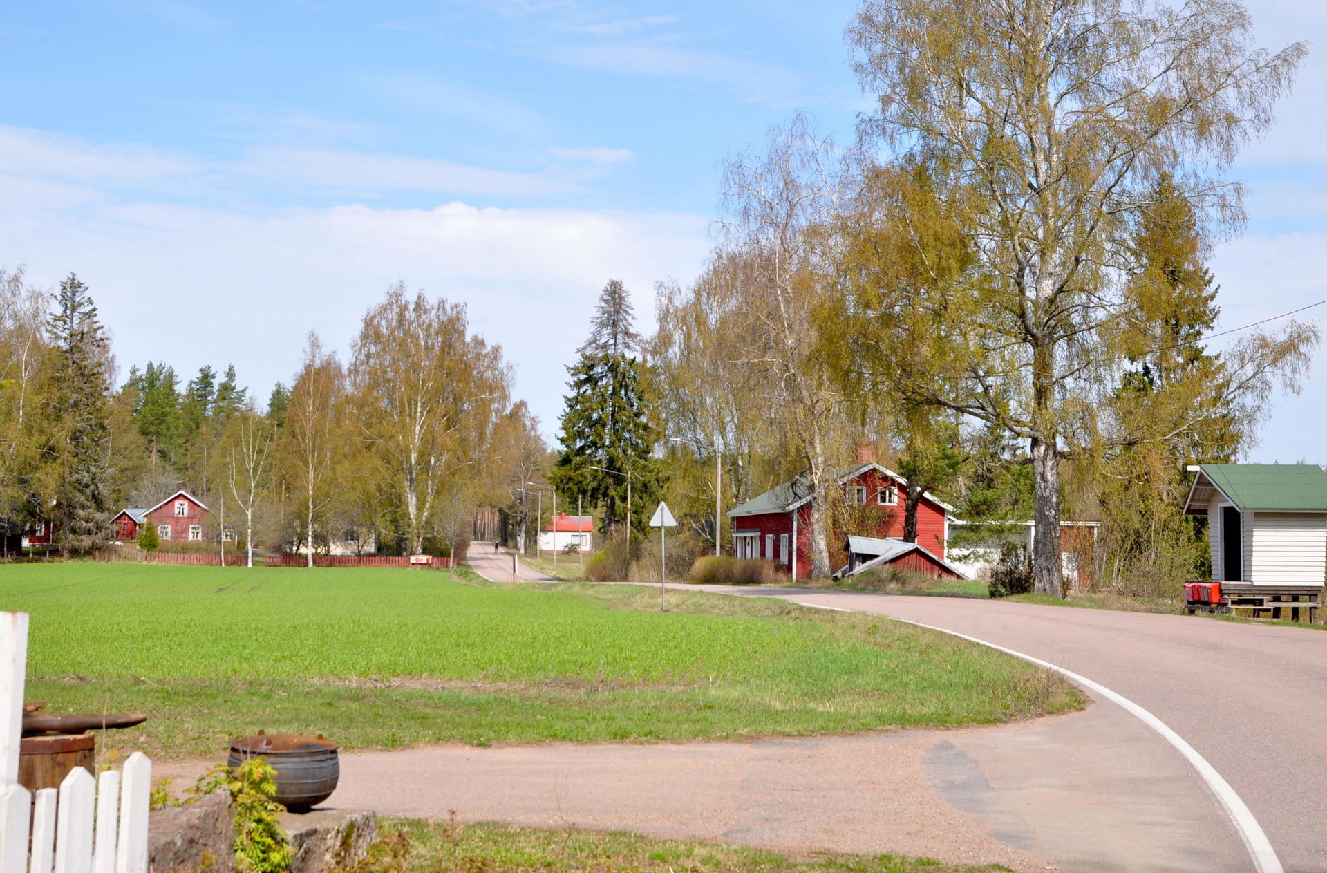 Ahvion kylä Ahviontieltä nähtynä. 60°38'00" P 26° 44' 36" I