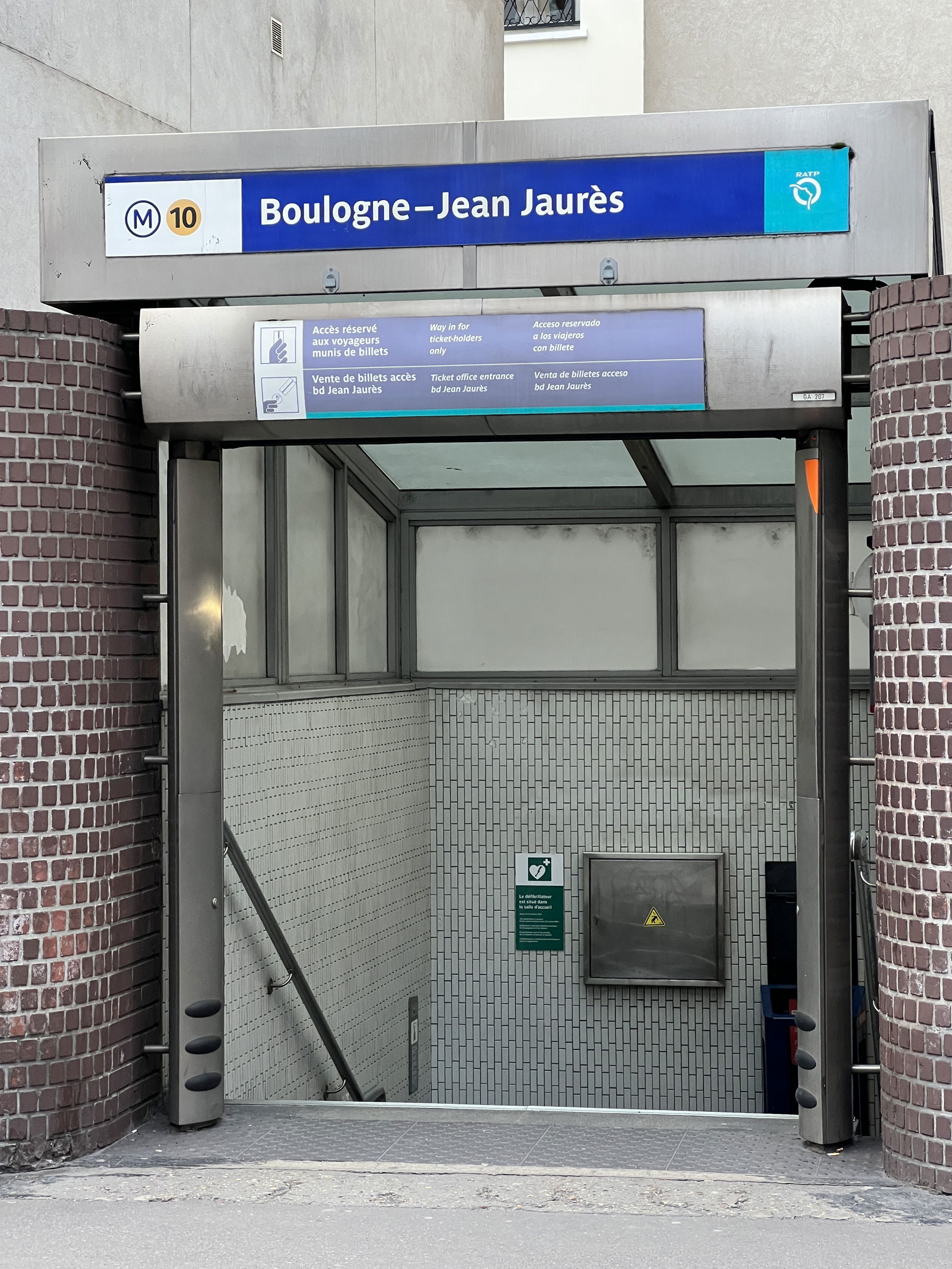 Accès de la station de métro Boulogne - Jean Jaurès, rue du Châ…