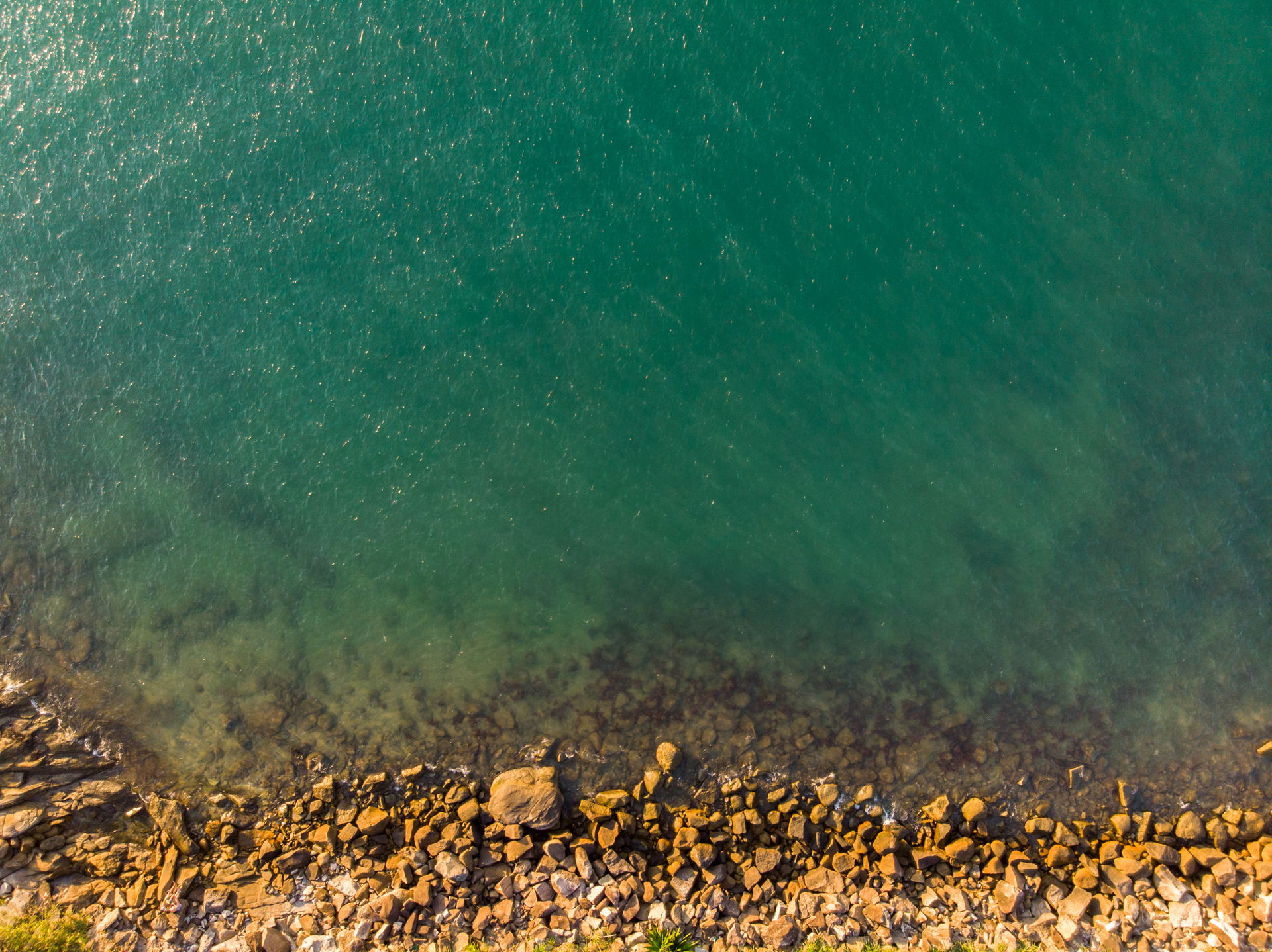 Costão rochoso da Praia das Pedras Miúdas, foto tirada de drone…