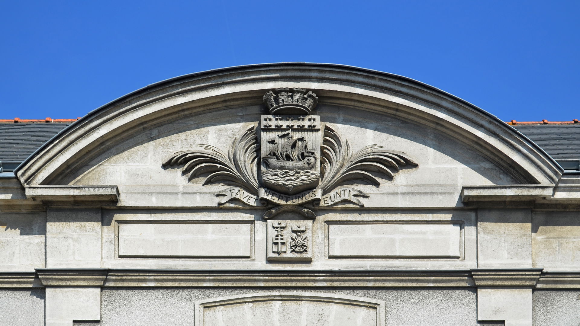 Sculpted escutcheon of Nantes city hall with latin motto Favet …