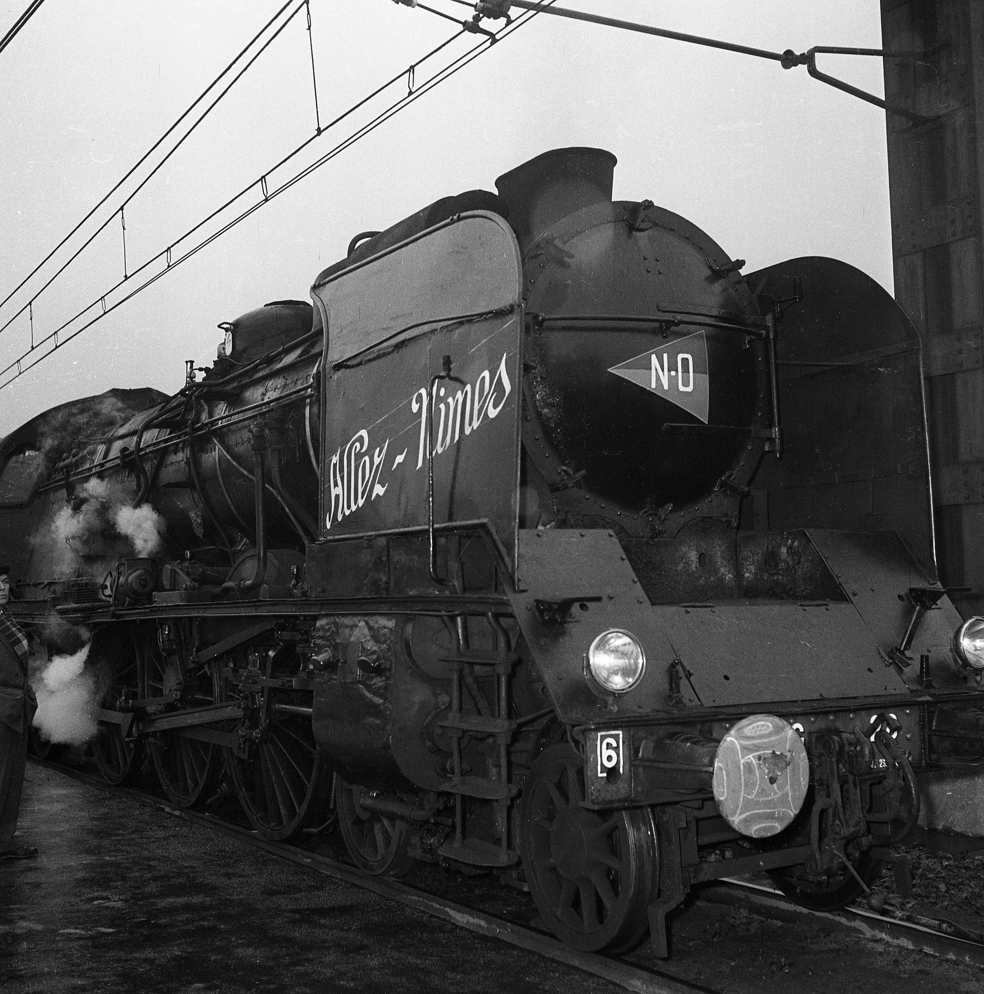 En gare de Nîmes, locomotive personnalisée avant la finale de l…