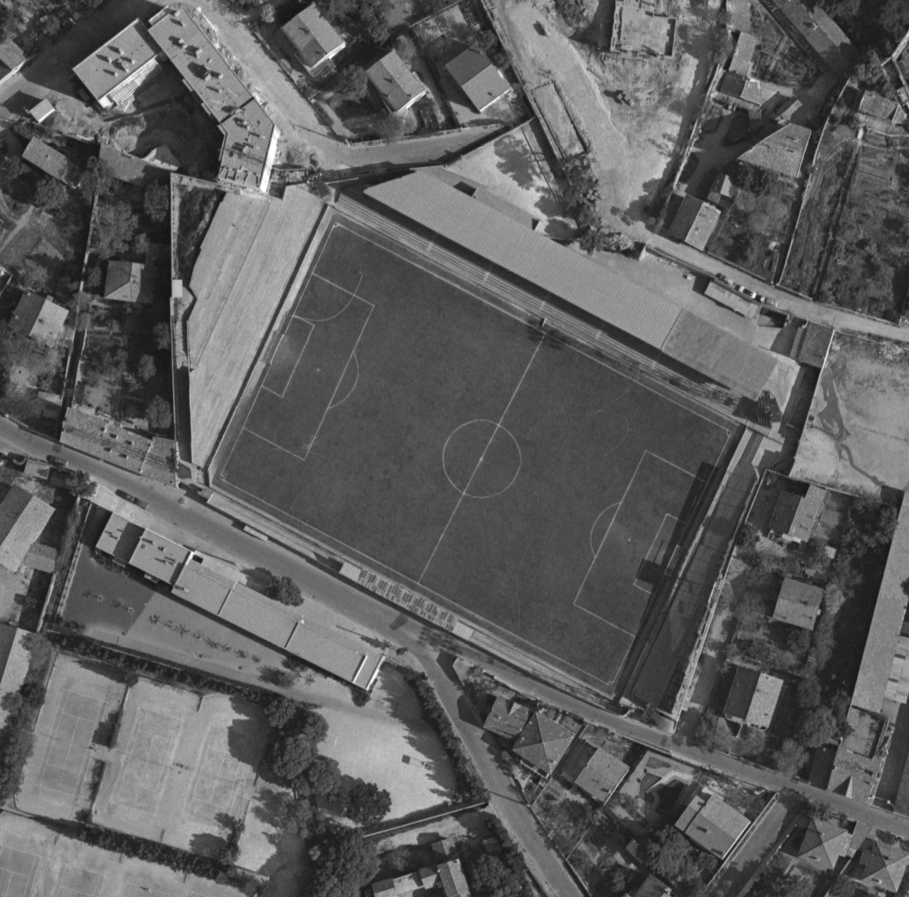 Vue aérienne du Stade Jean-Bouin de Nîmes prise le 1er avril 19…