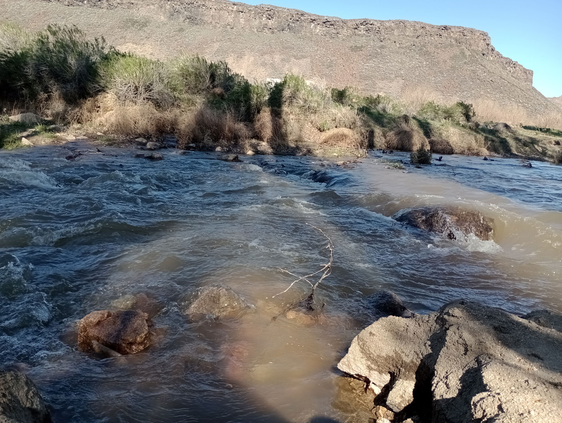Foto tomada del arroyo de la localidad de Comallo