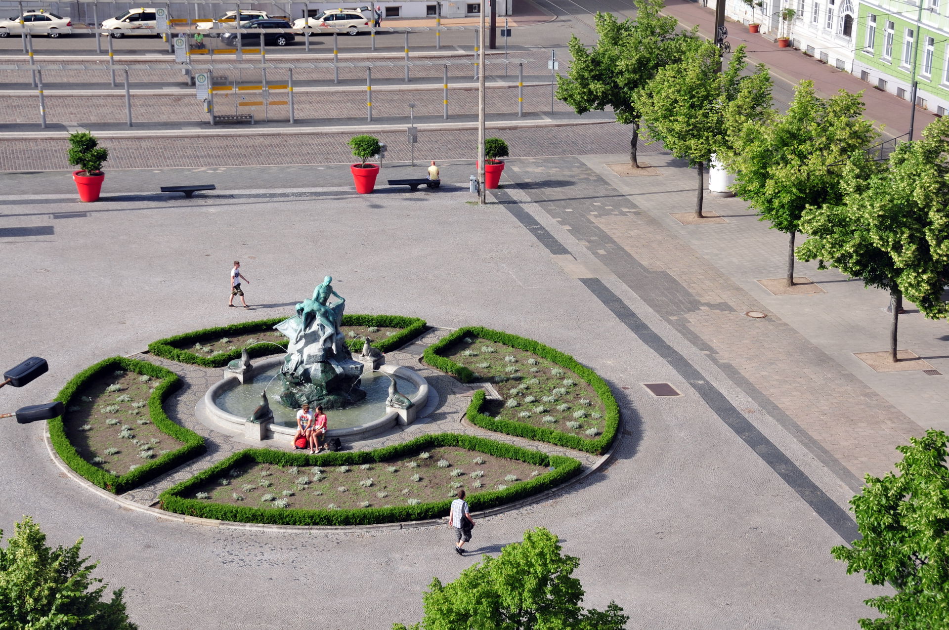 Schwerin; mit 50mm Brennweite von der Orangerie zum Bahnhof