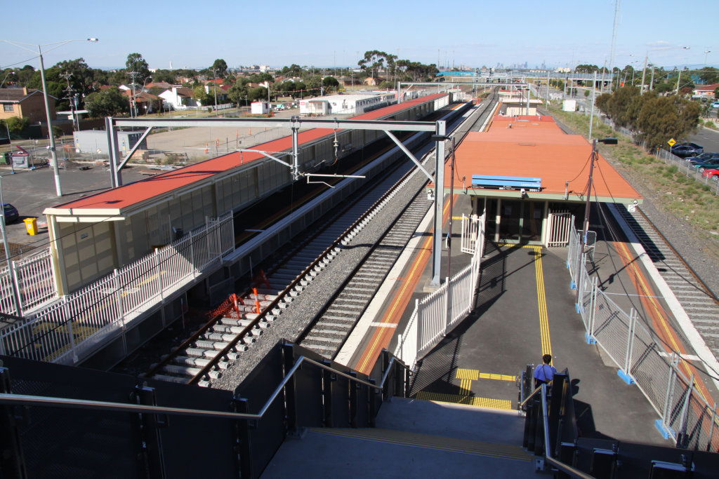 Island platform at w:Laverton railway station, Melbourne in 201…