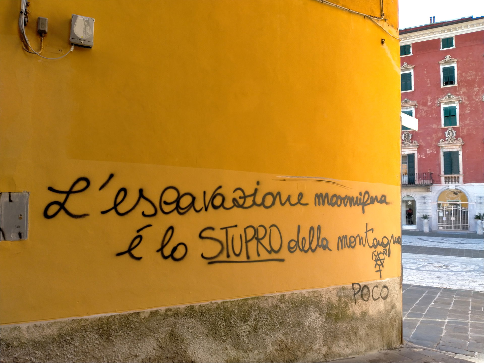"No Cav" slogan in Carrara, 2021