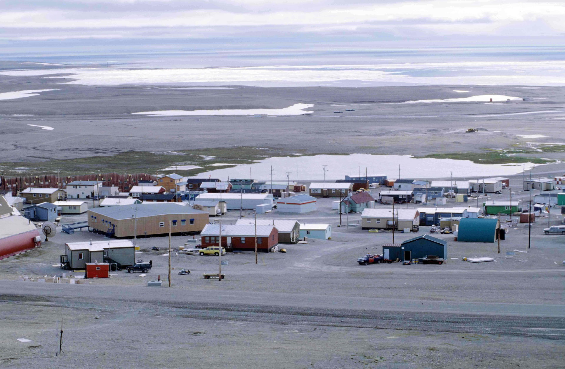 Resolute Bay: View from Signal Hill to the Inuit-Settlement “Vi…