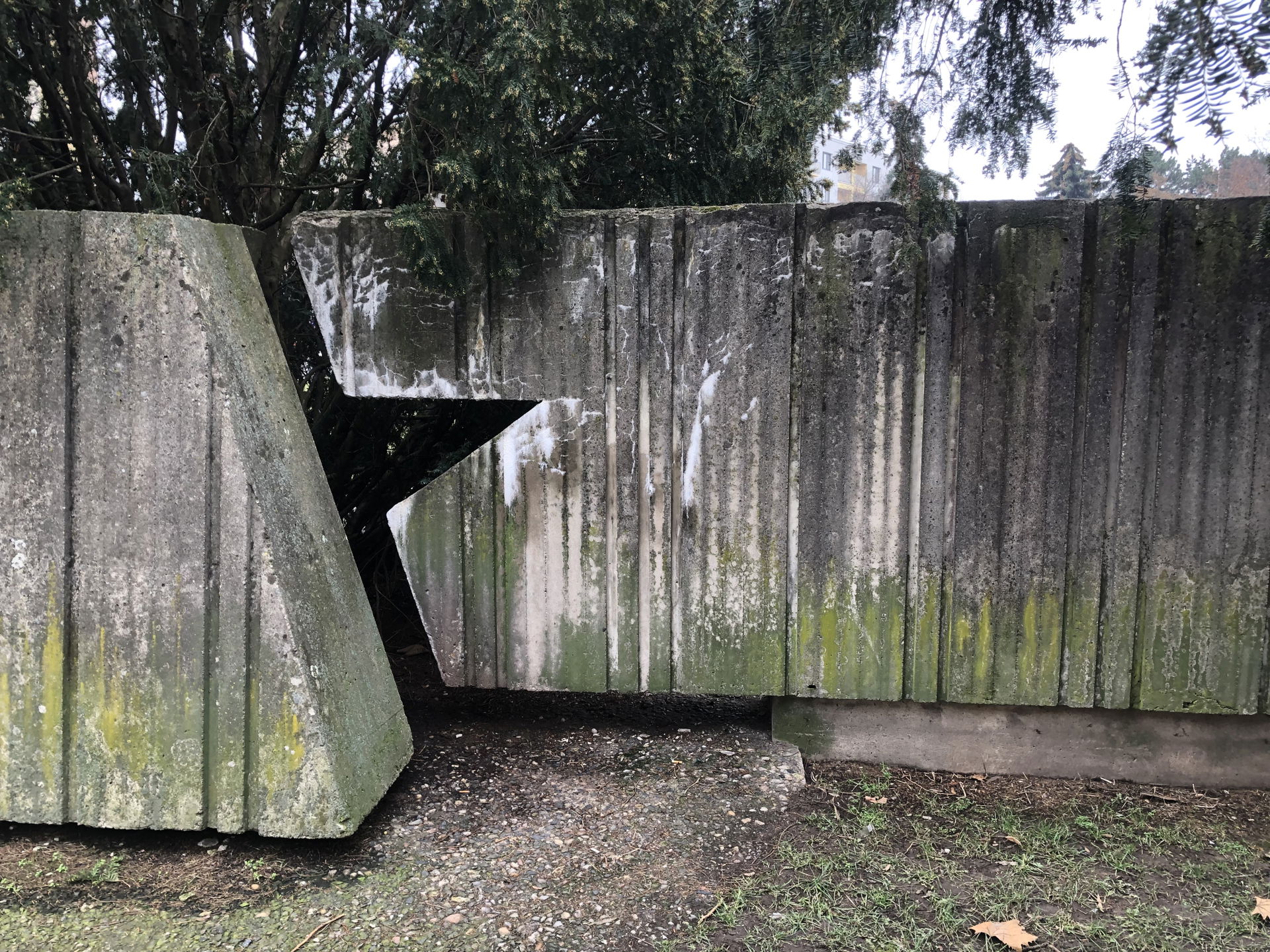 Galerie cti je monument ze 70. let 20. století v Sukových sadec…
