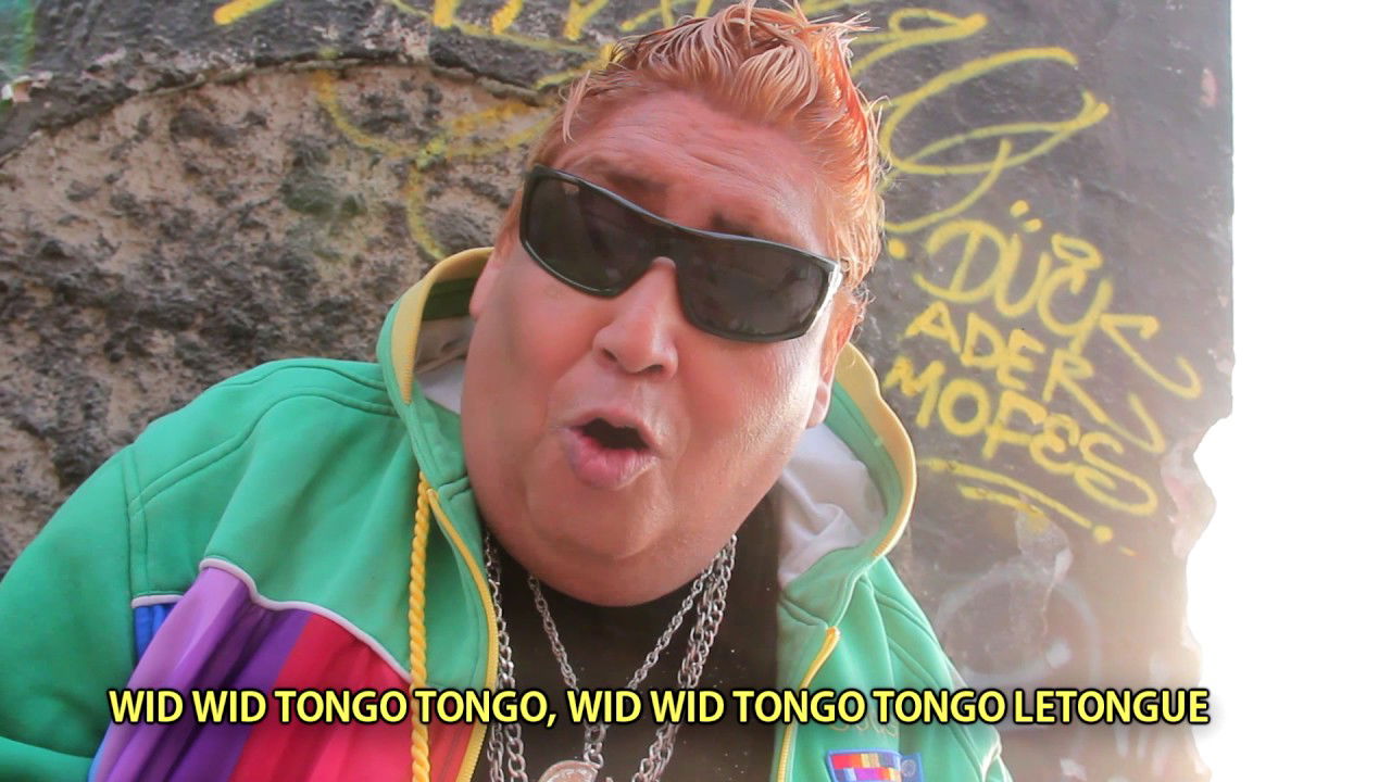 Videoclip de Tongo versionando la canción Rap God, de Enimen, c…