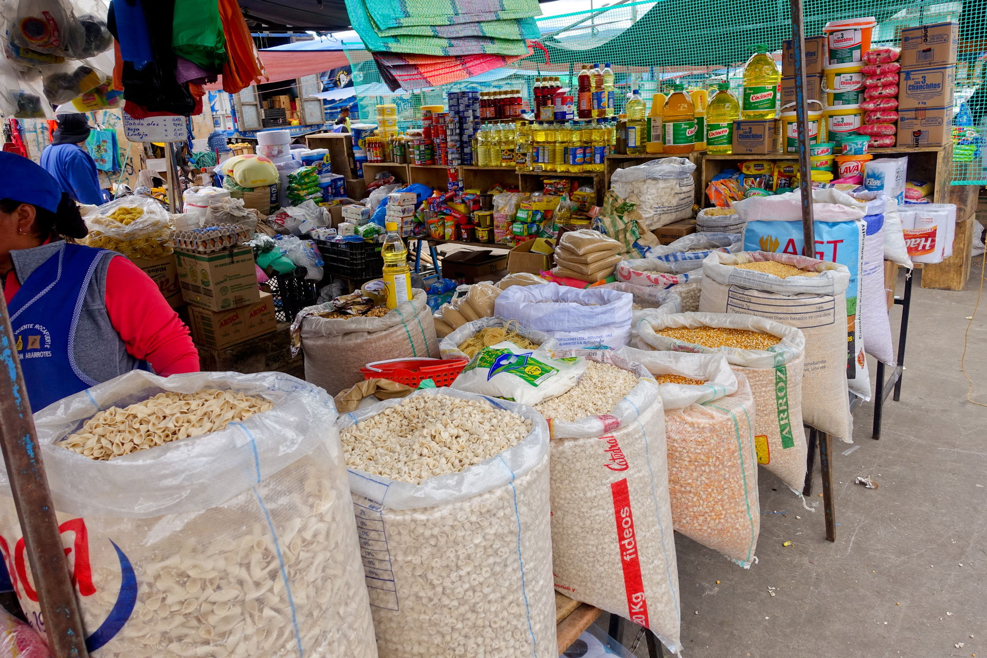 Indigener Markt mit Feldfrüchten aller Art in Saquisilí, Ecuador