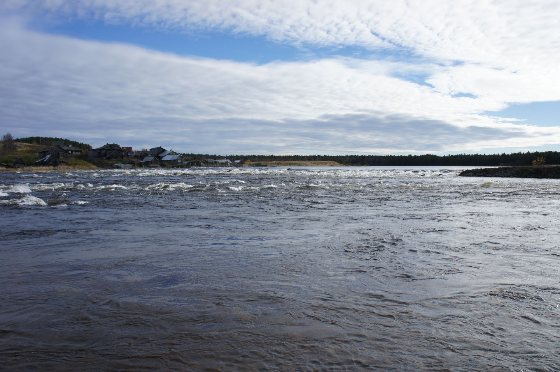 Ковда во время сброса воды с водохранилища