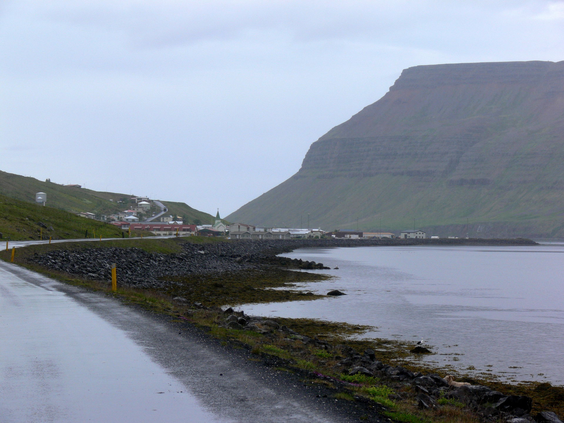 Suðureyri. Dahinter der Berg Góltur.