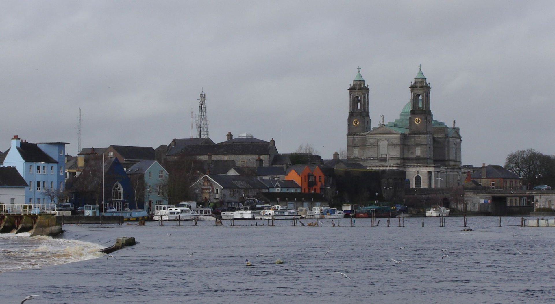 View over the river Shannon in Athlone, Ireland. On the far sho…