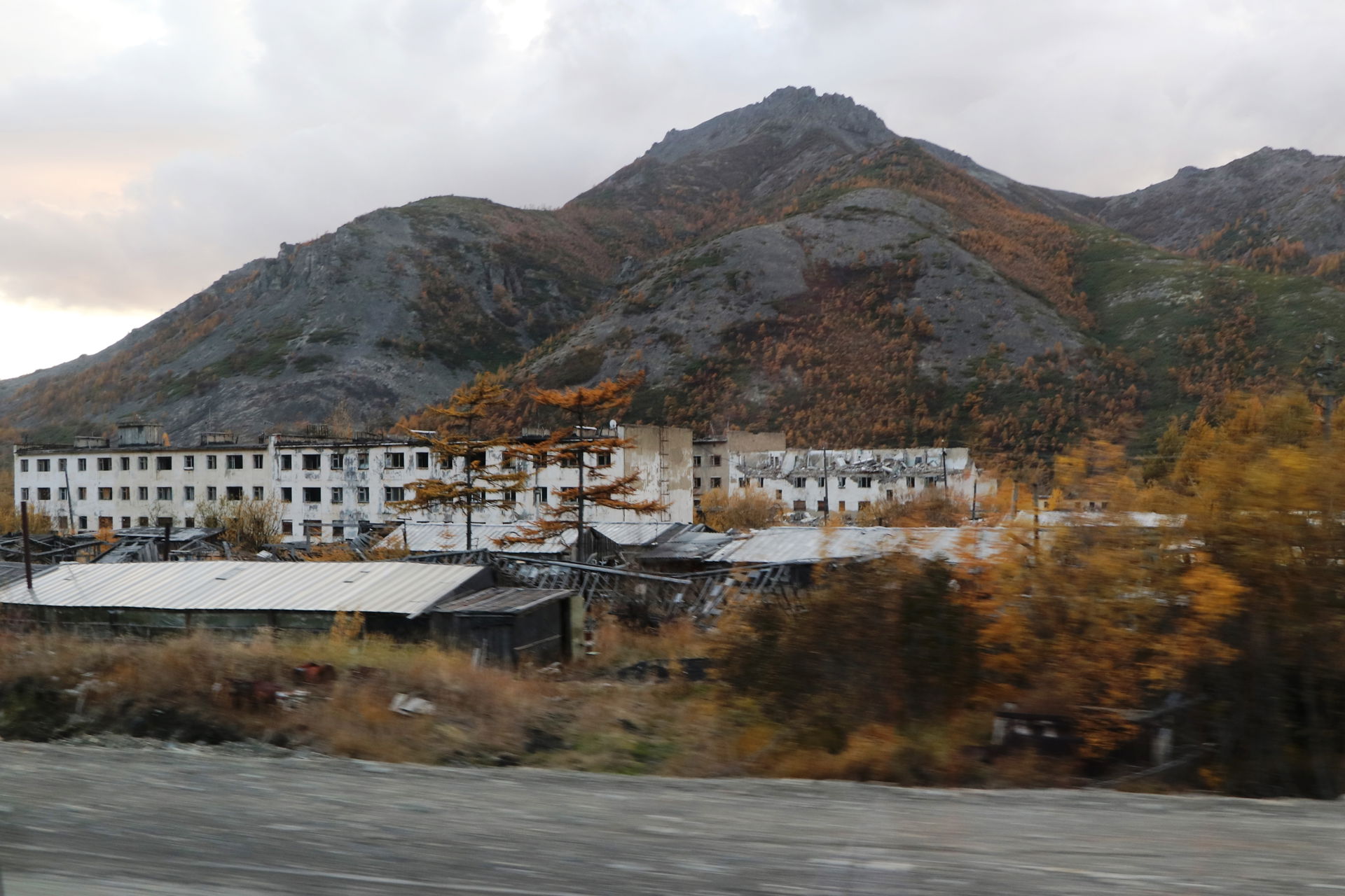 Die Ruinen von Karamken neben der R504, Oblast Magadan, Septemb…