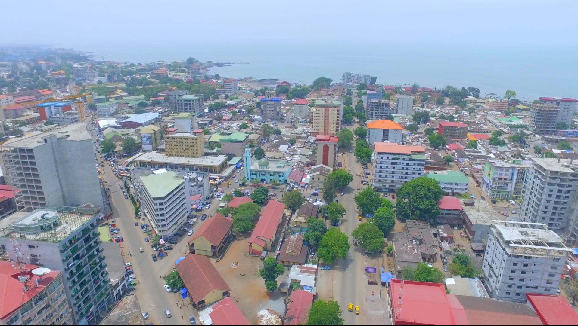 Conakry vue de drone, Mosquée sénégalaise et son environnement