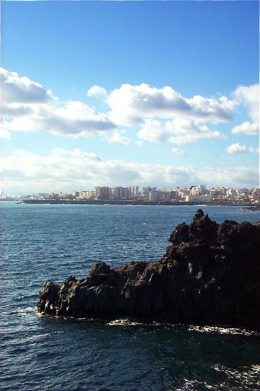 Catania dalla scogliera che porta fino ad Acicastello