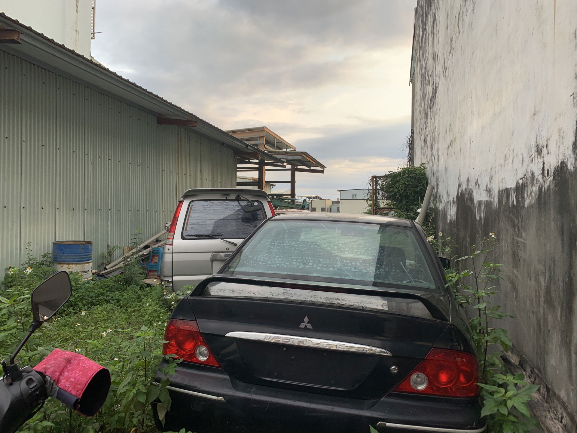 花蓮縣吉安鄉路邊廢棄之三菱Freeca廂型車與三菱Virage轎車車尾。