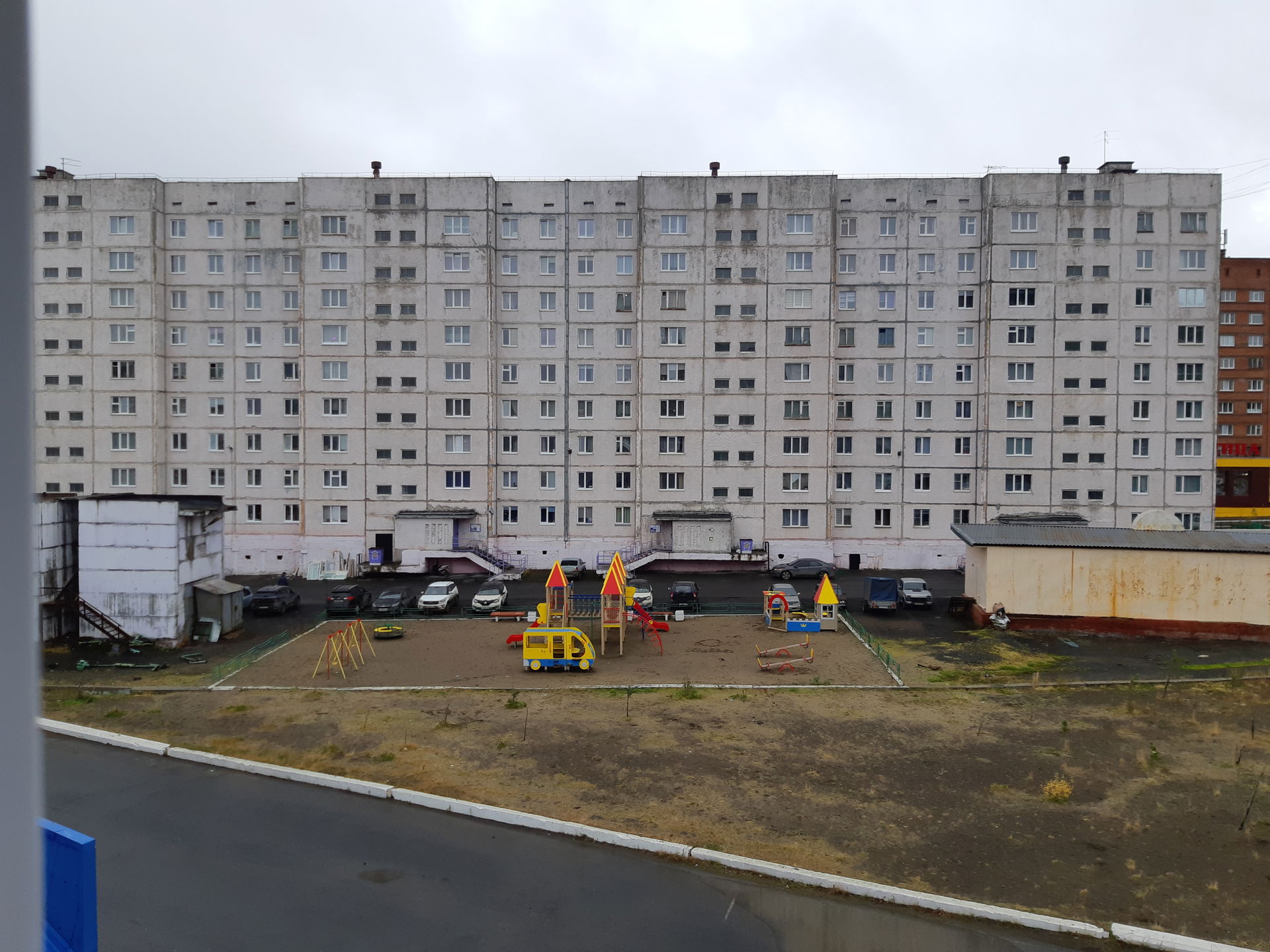 Двор на улице Первопроходцев в Талнахе (район Норильска). Виден…