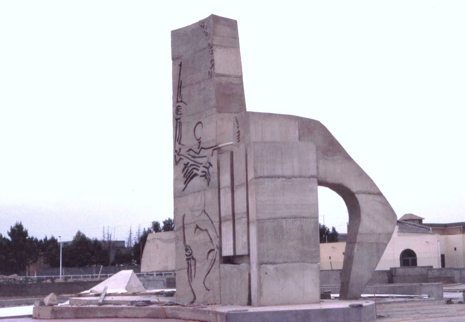 Monument aux martyrs, sculpture (en construction) du peintre Mo…