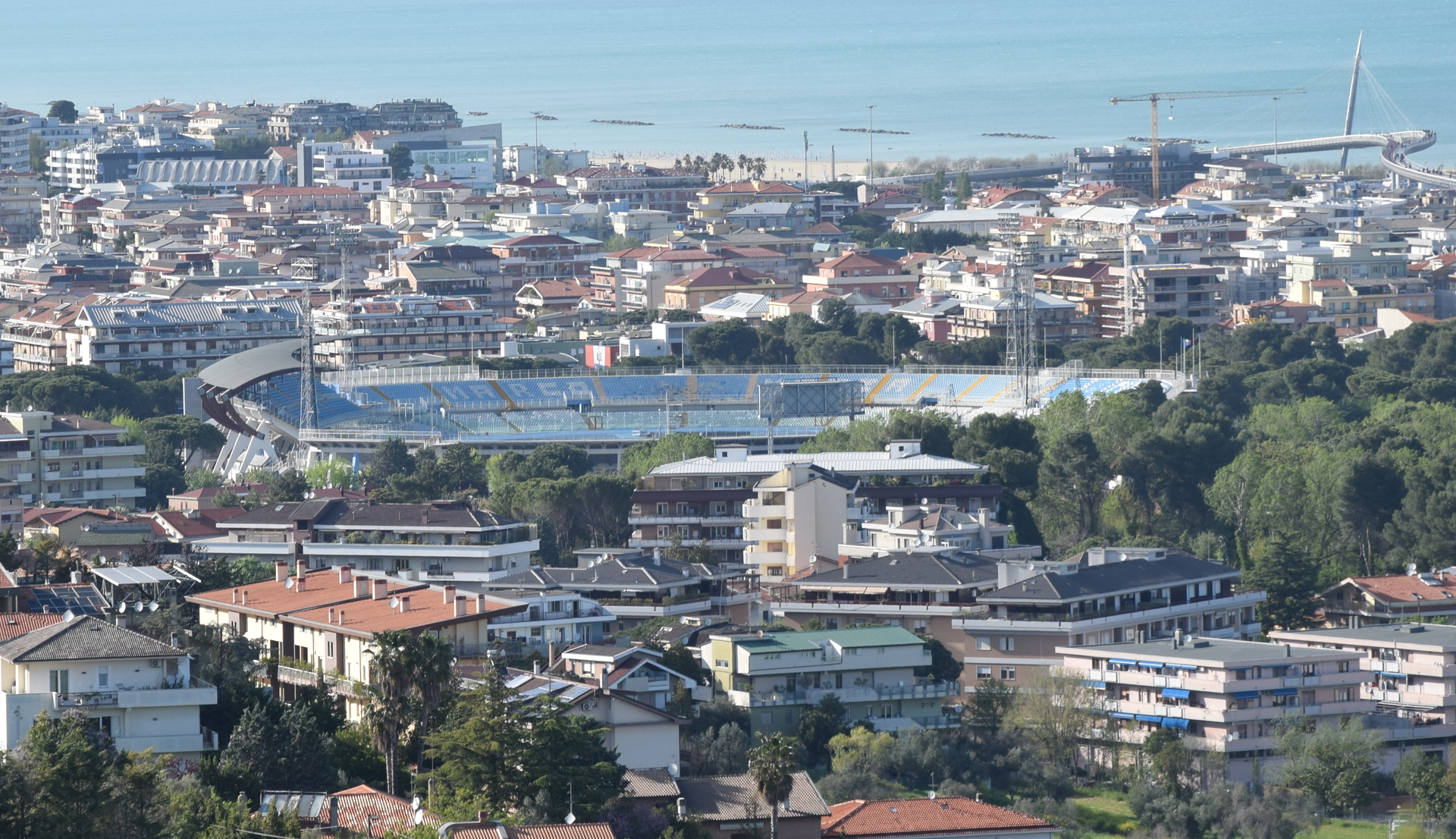 Lo stadio Adriatico Giovanni Cornacchia visto da San Silvestro