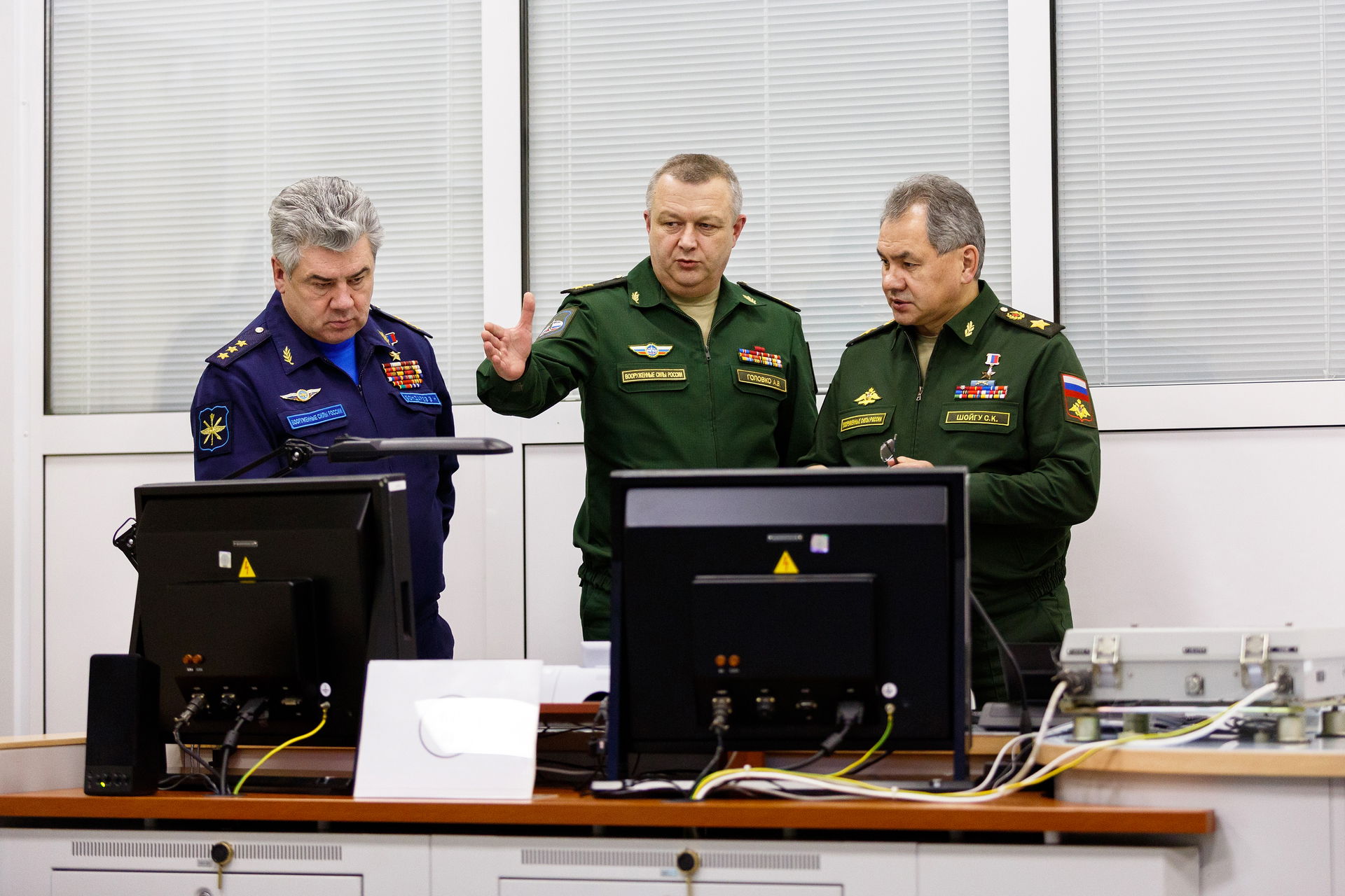 Министр обороны РФ Сергей Шойгу и Главком ВКС РФ Виктор Бондаре…