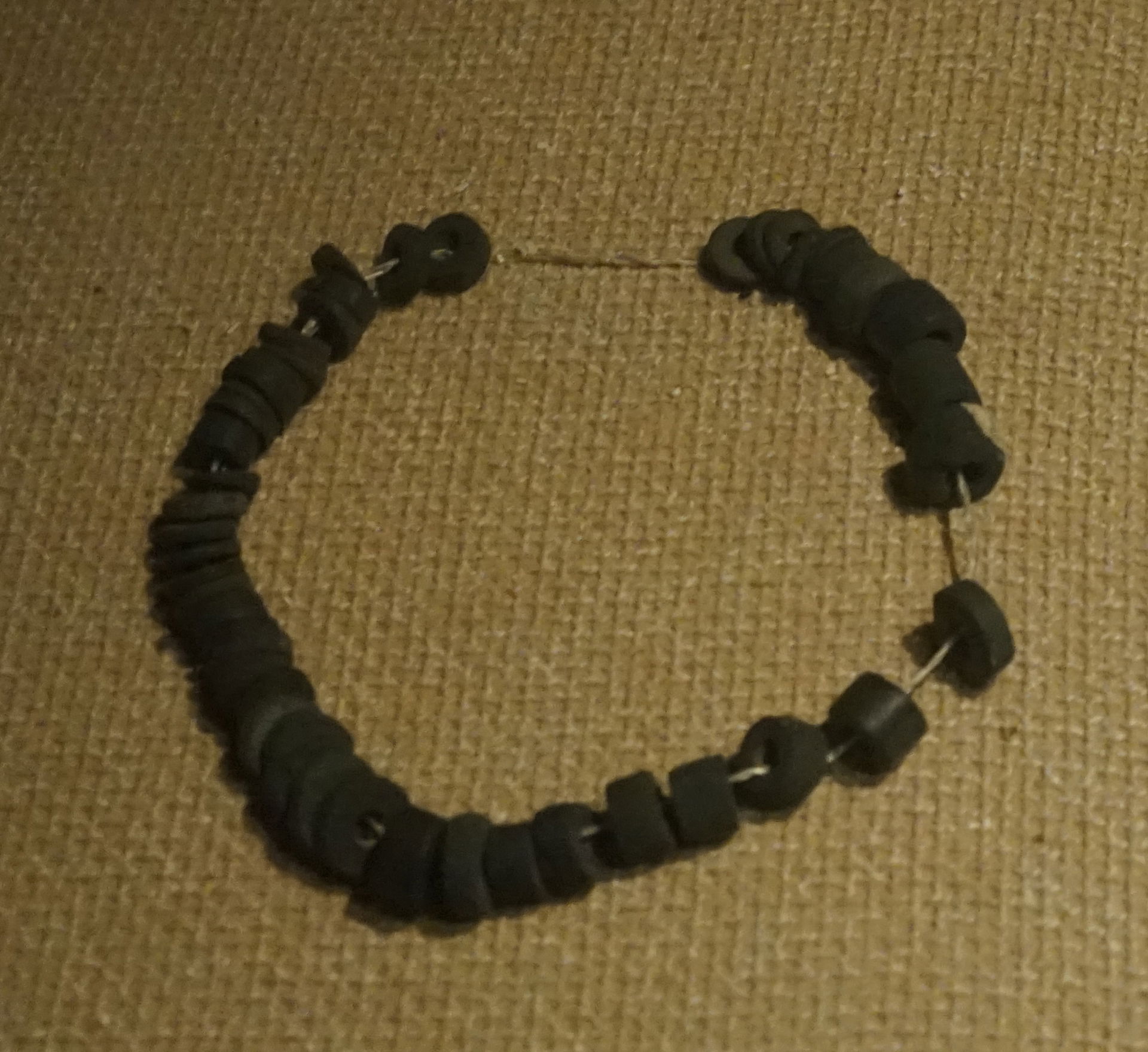 石串饰,新石器时代,距今约4000年。庆安县莲花池二号遗址。绥化市博物馆