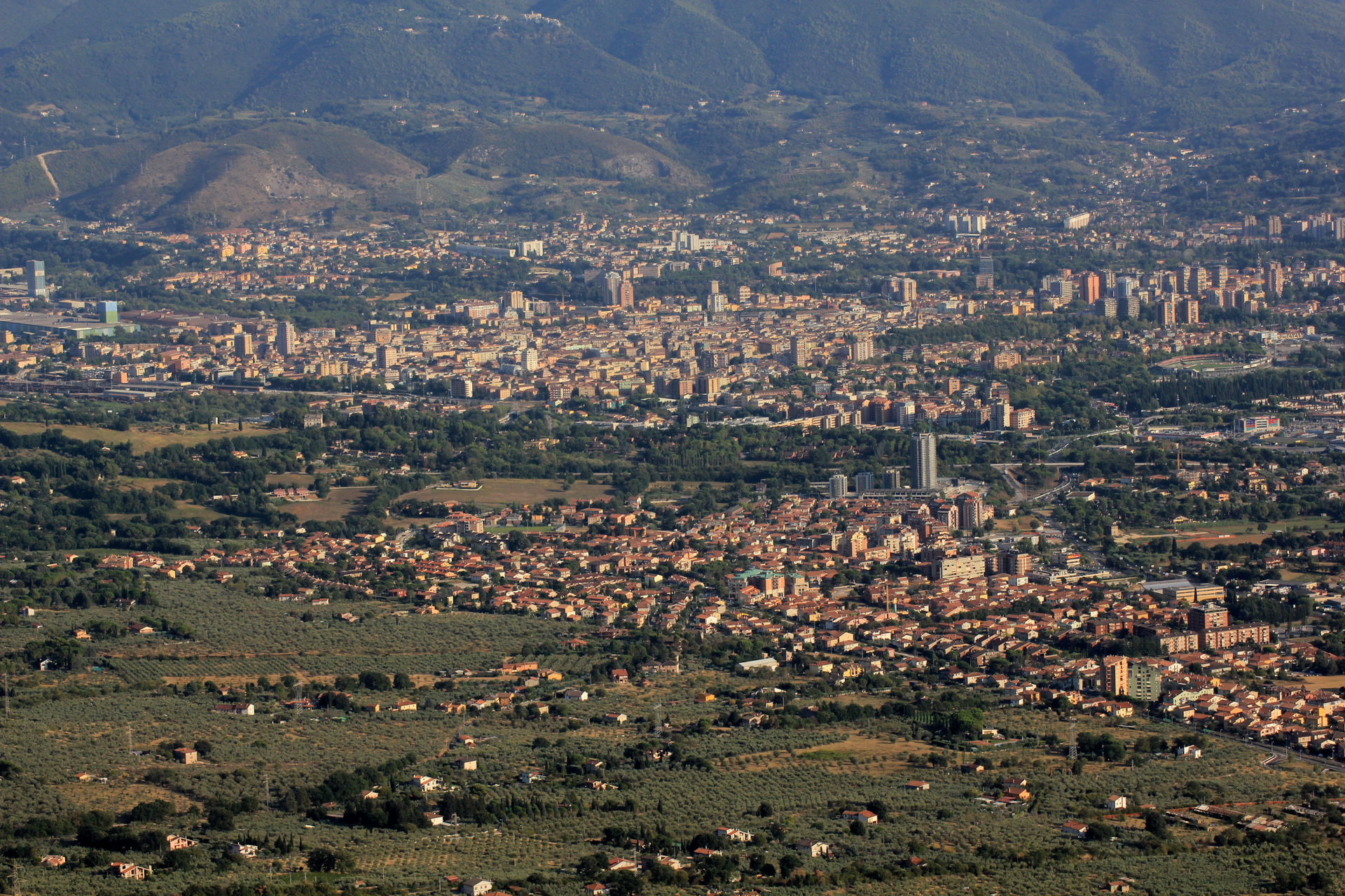 Panorama della città di Terni e dei suoi principali quartieri, …