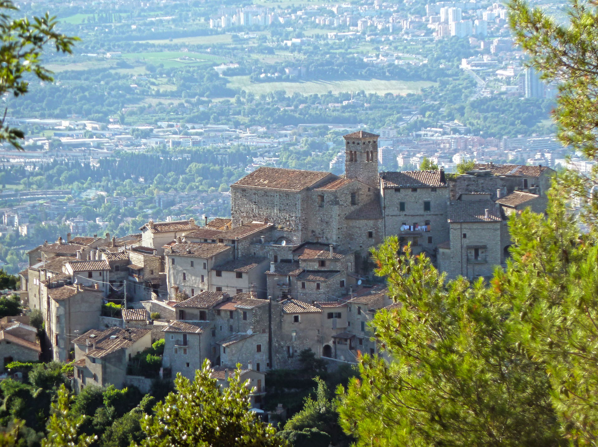 Castello di Miranda (XI-XII secolo, sullo sfondo è visibile la …