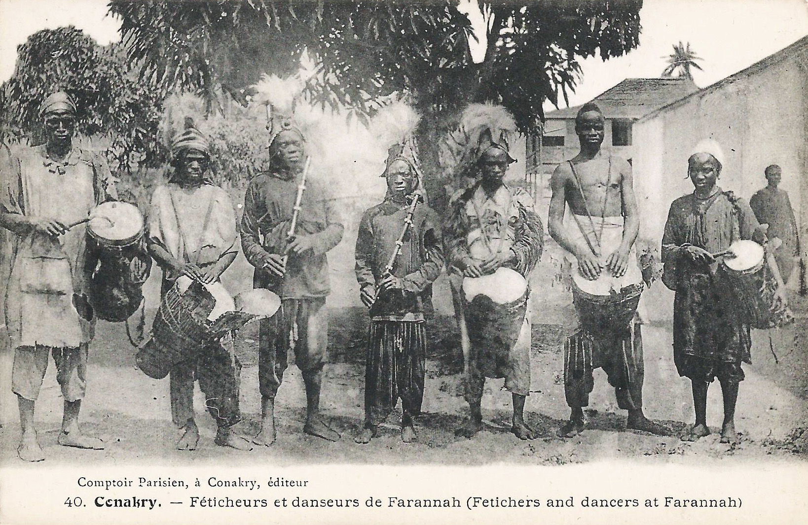 *Conakry. Féticheurs et danseurs de Farannah.
Comptoir Parisie…