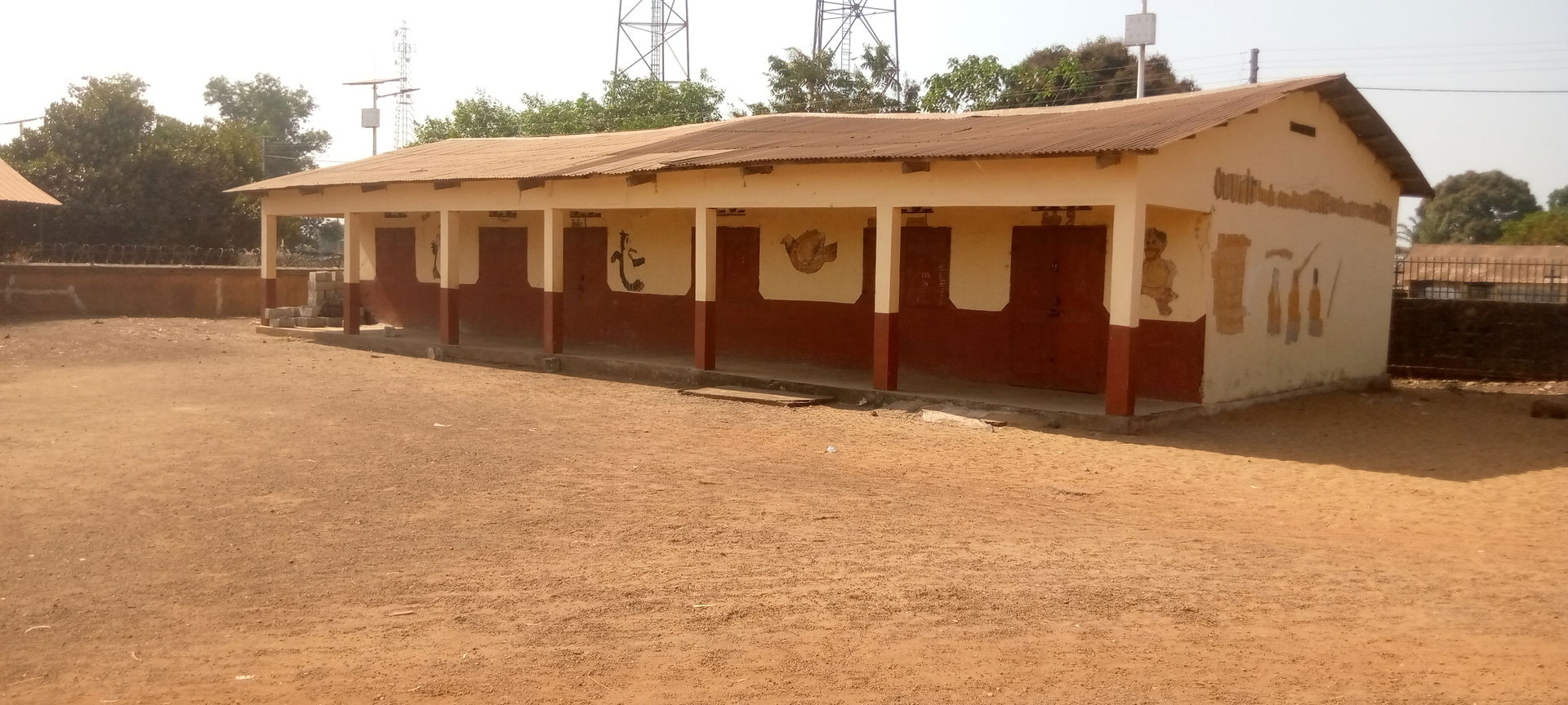L'école dans la cour paroissiale de Forécariah (PAROISSE SAINT …