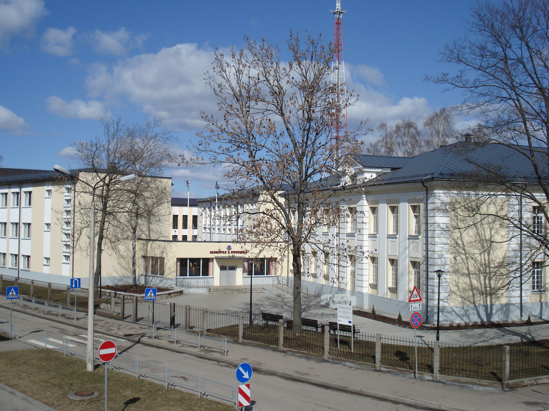Photo of the building of Daugavpils Secondary School No. 9.
