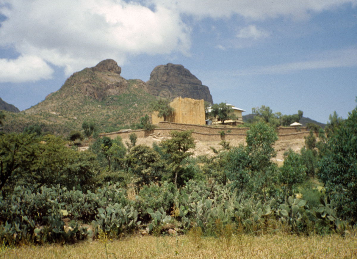 Tempel von Yeha, Rückseite, daneben eine aksumitische Kirche