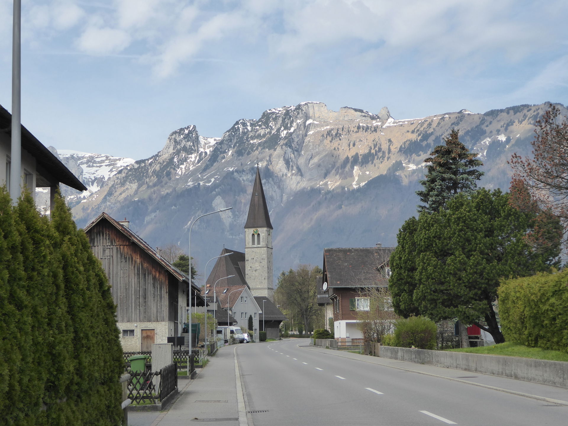 Ruggell Schellenbergstrasse, im Hintergrund Kreuzberge