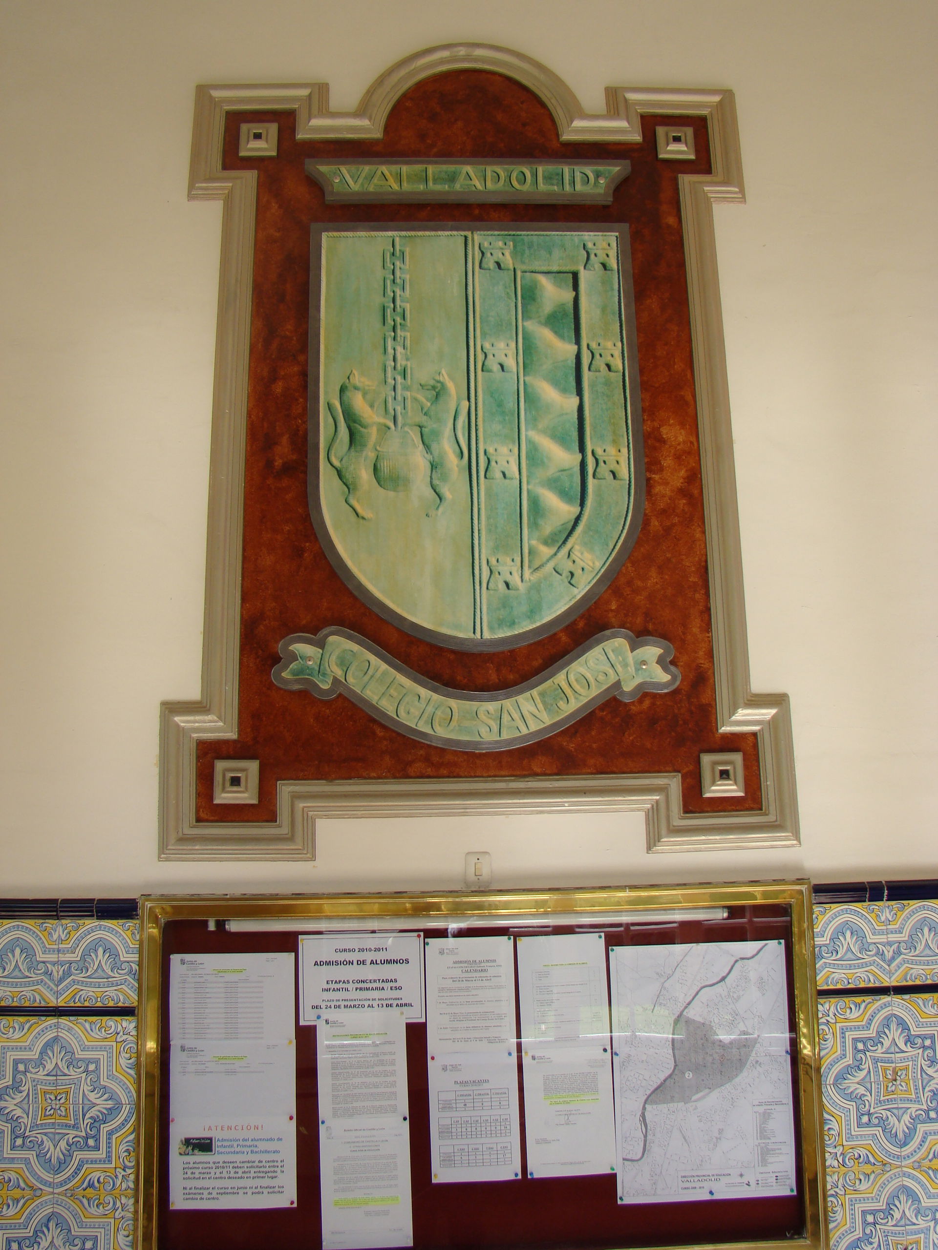 Colegio de San José en Valladolid (España). Su escudo esta divi…