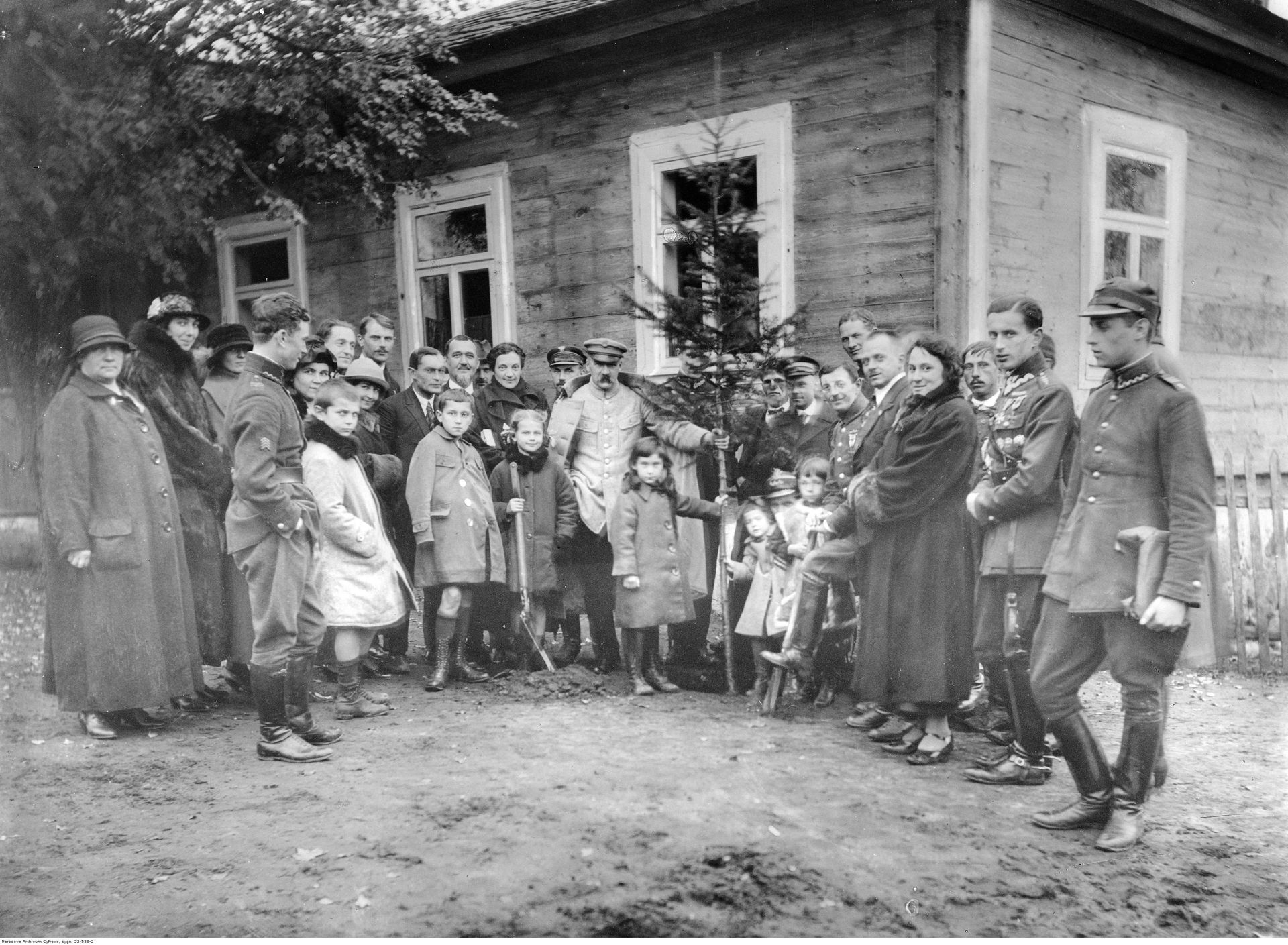 Marszałek Józef Piłsudski z rodziną i pensjonariuszami w Druski…