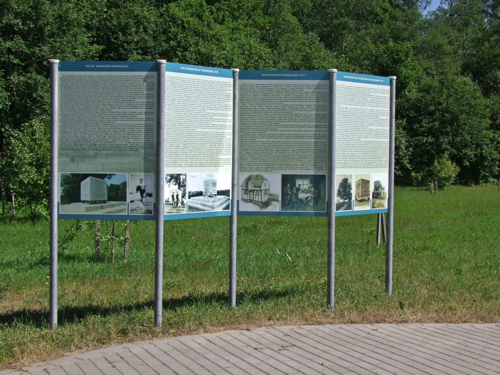► Detailed information board erected next to the commemorative …