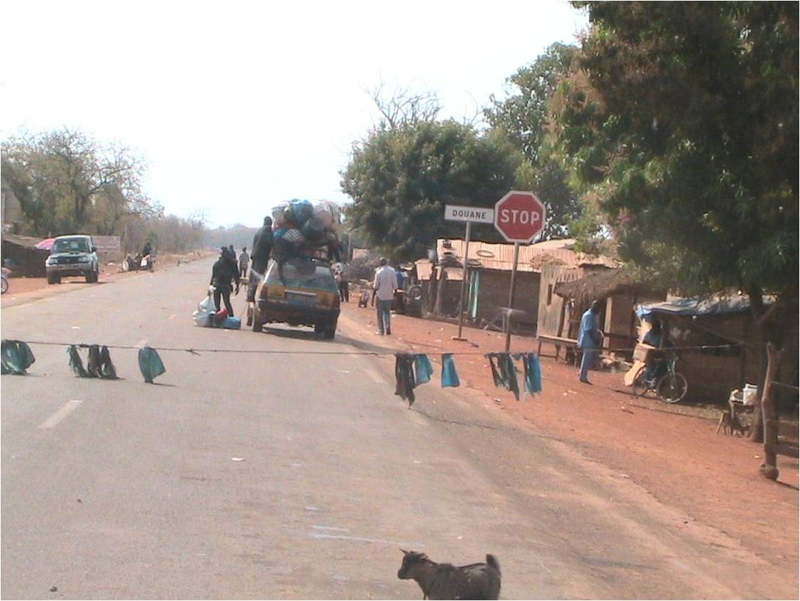 Koundara.Frontiera della Guinea arrivando dal Senegal.