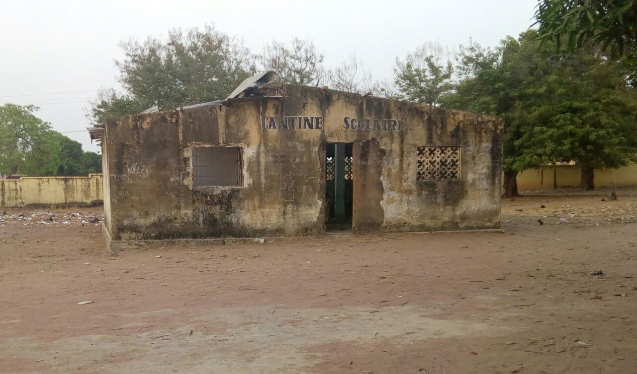 Cette image montre la précarité des infrastructures scolaires d…