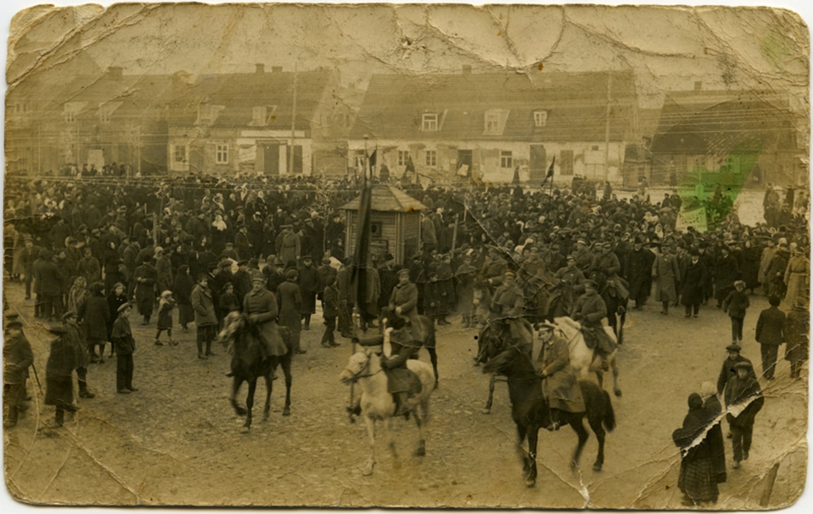 Lithuanian Cavalry in the town square of en:Vilkaviškis in 1919.