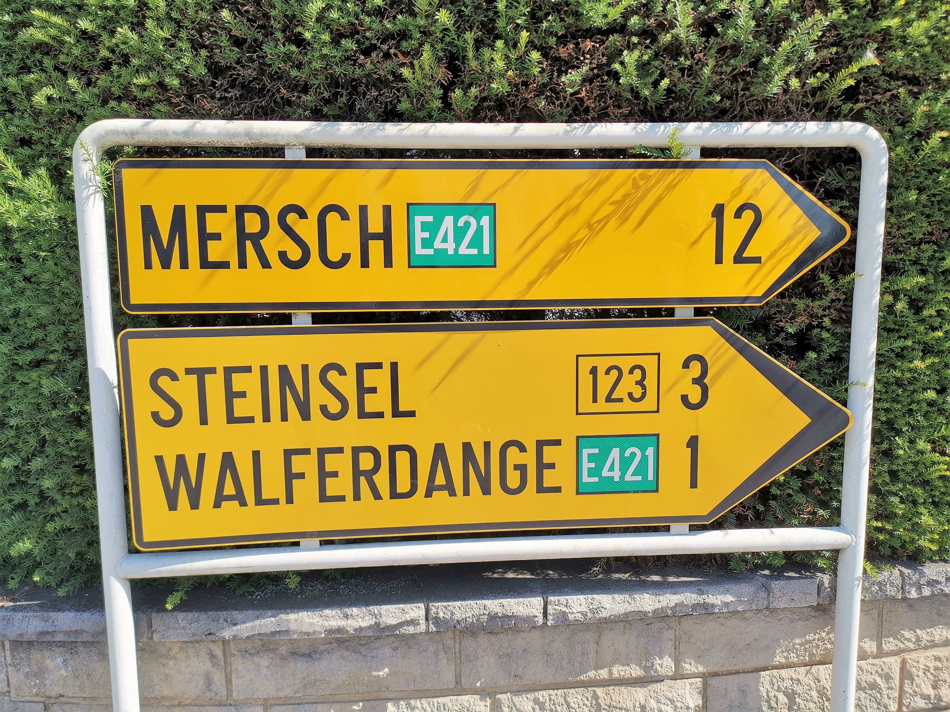 Signaux routiers E,4a du Code de la route luxembourgeois à Bere…