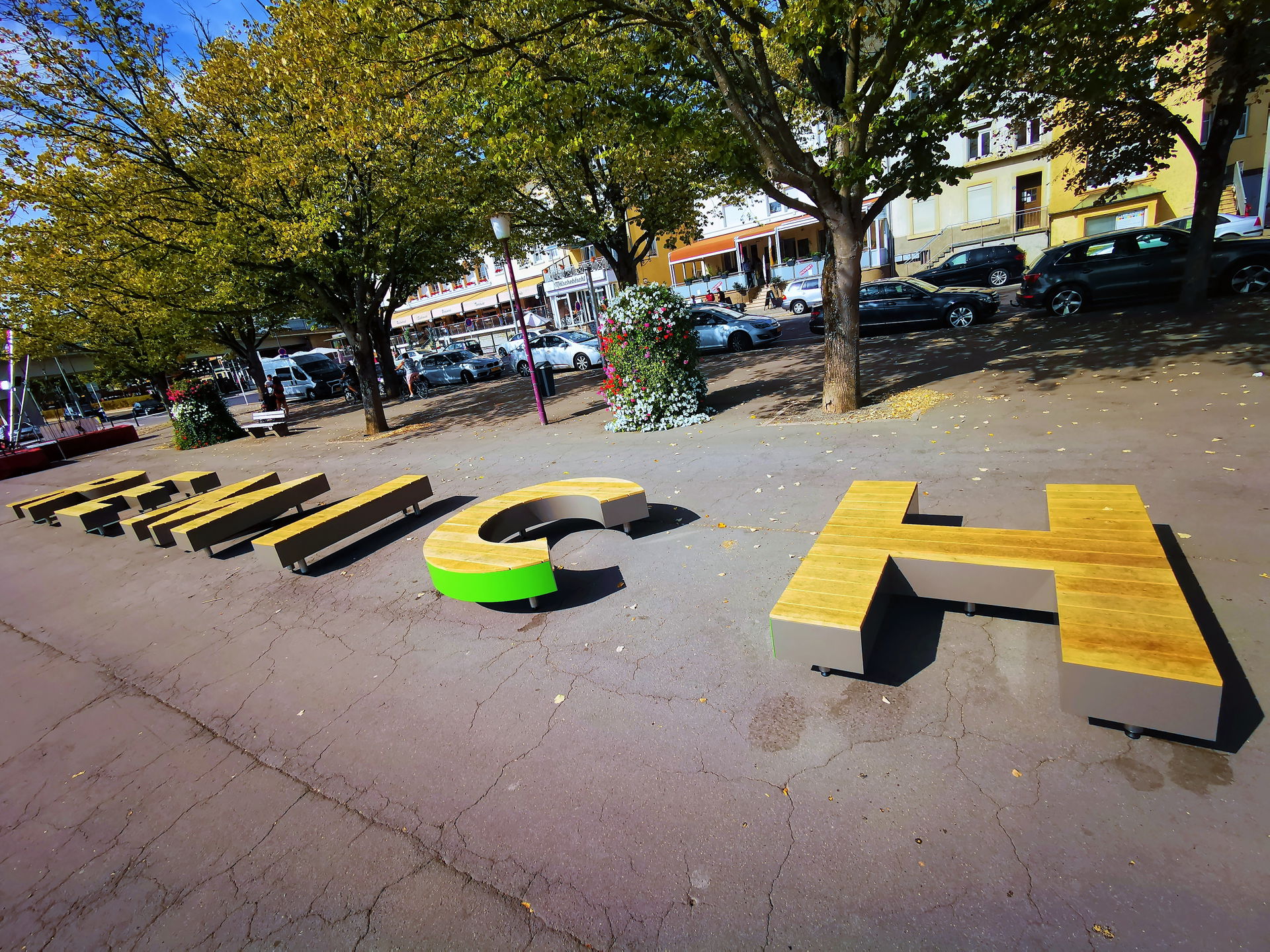 Remich. Banc en lettres REMICH sur l'Esplanade.