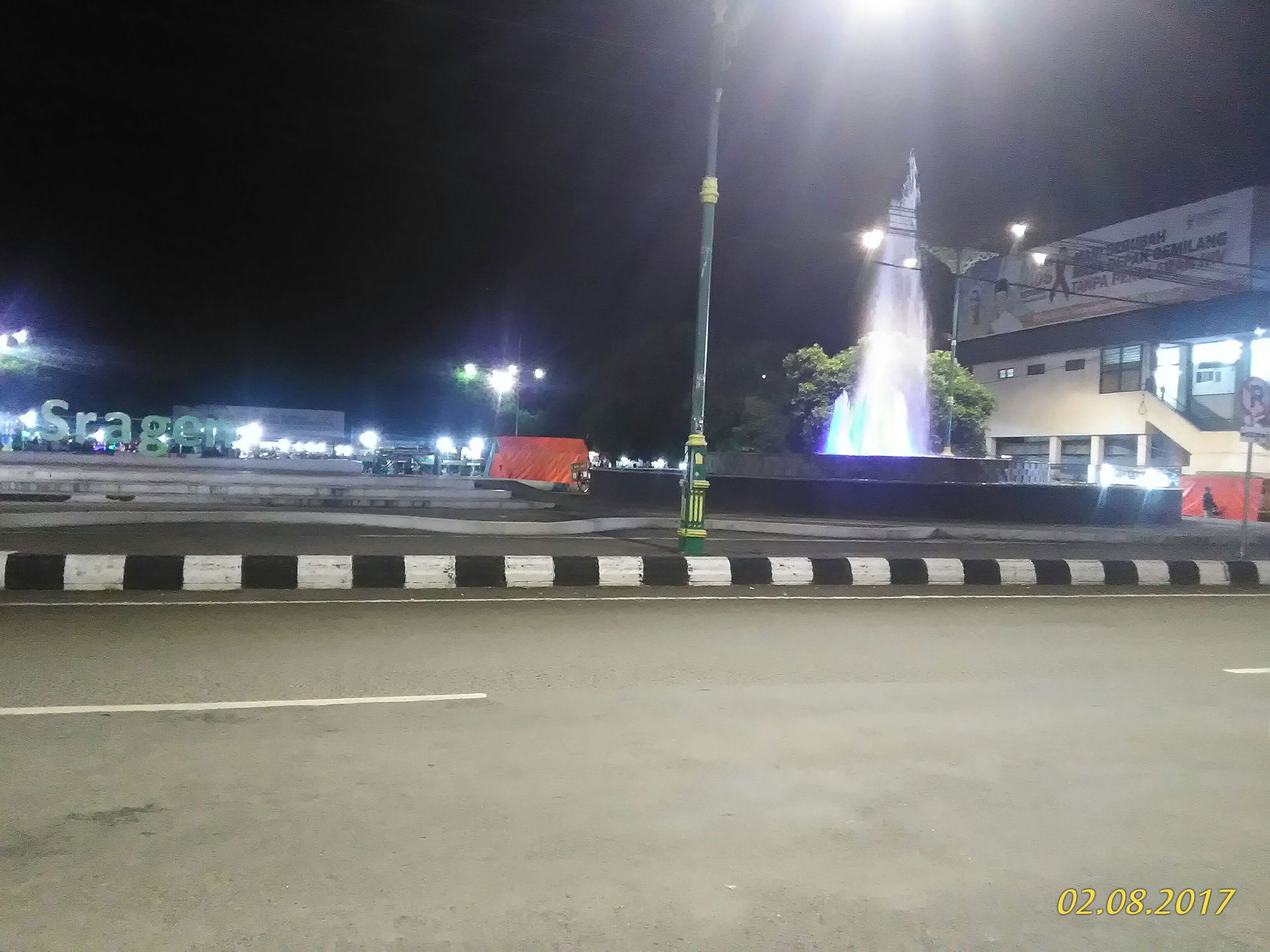 Salah satu sisi alun-alun Sragen. Diambil gambar dari sebrang j…