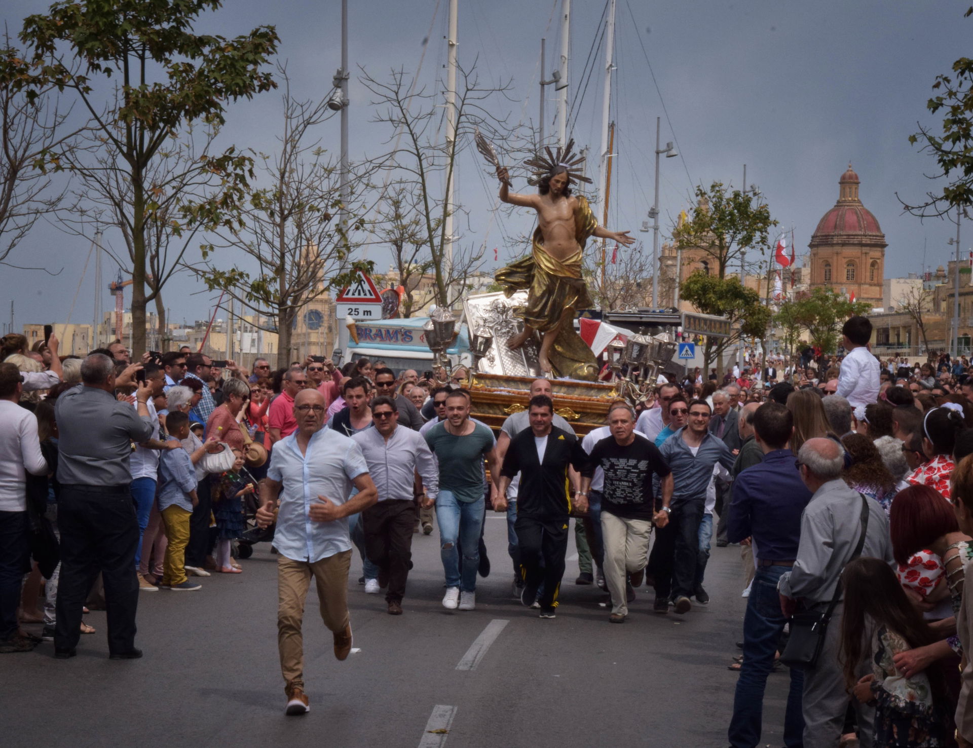 The traditional run with the statue of the l rxoxt in Bormla
