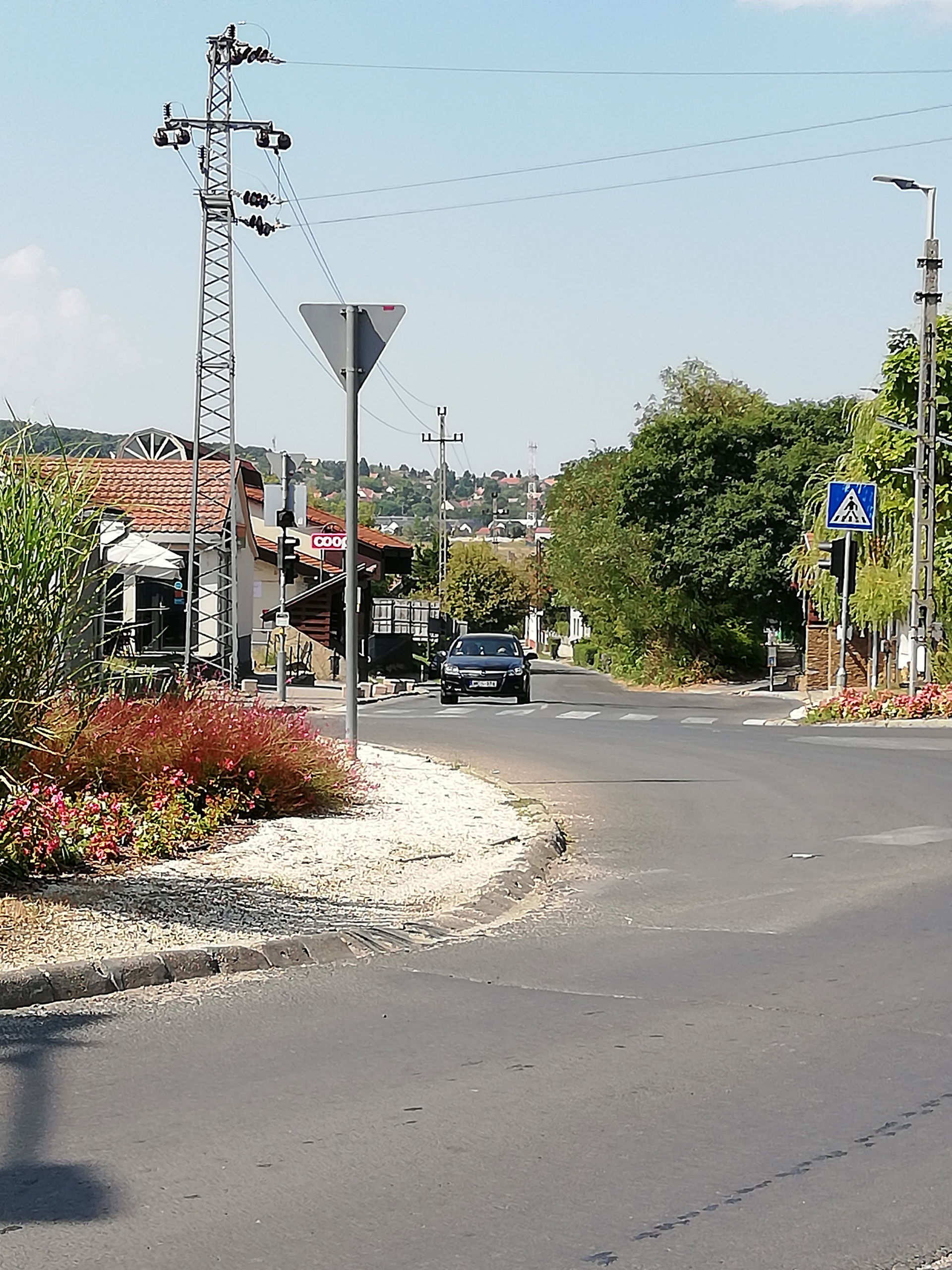 A 11 105-ös út kiágazása (Fő utca) Üröm központjában Pilisboros…