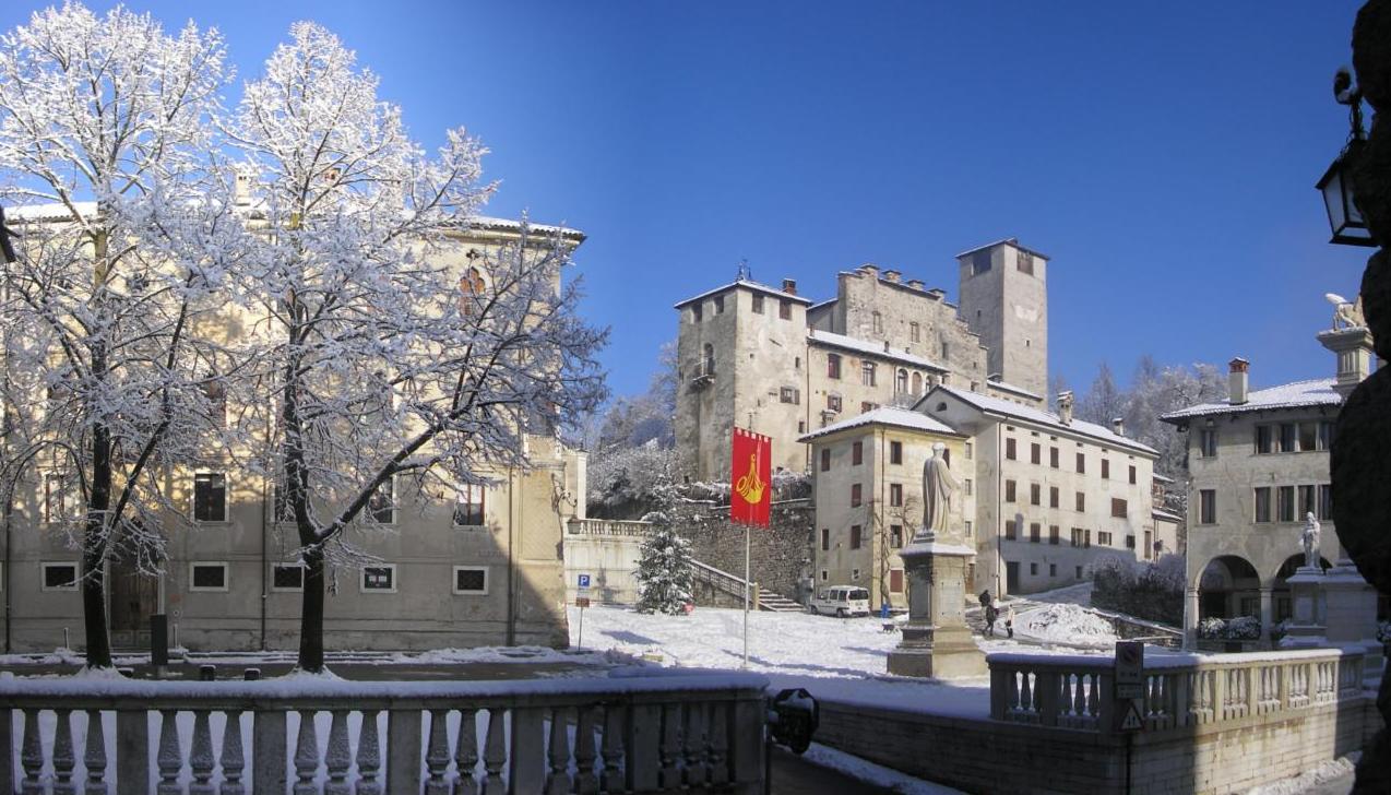 La città vecchia di Feltre sotto l'ultima neve di dicembre. Fot…