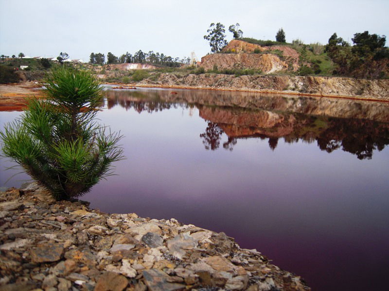 Lagoa vermelha na Mina do Lousal, Grândola, Portugal.