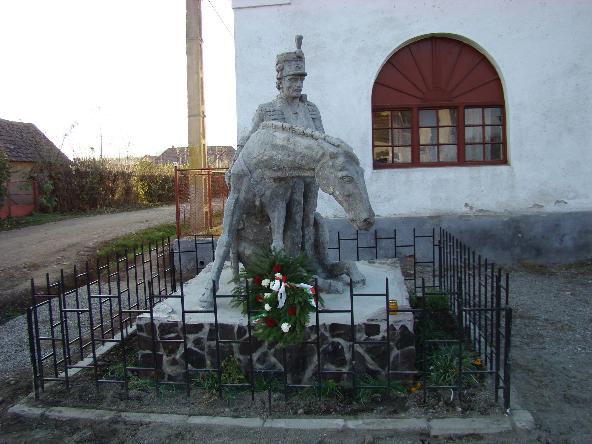 Statue of injured hussar in Center of Glodeni