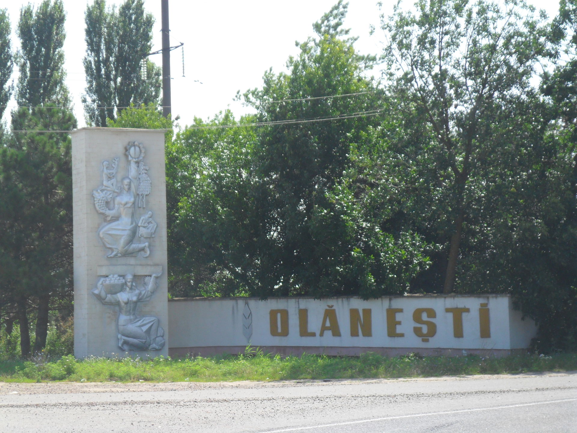 Welcome sign of Olănești village on R30 road