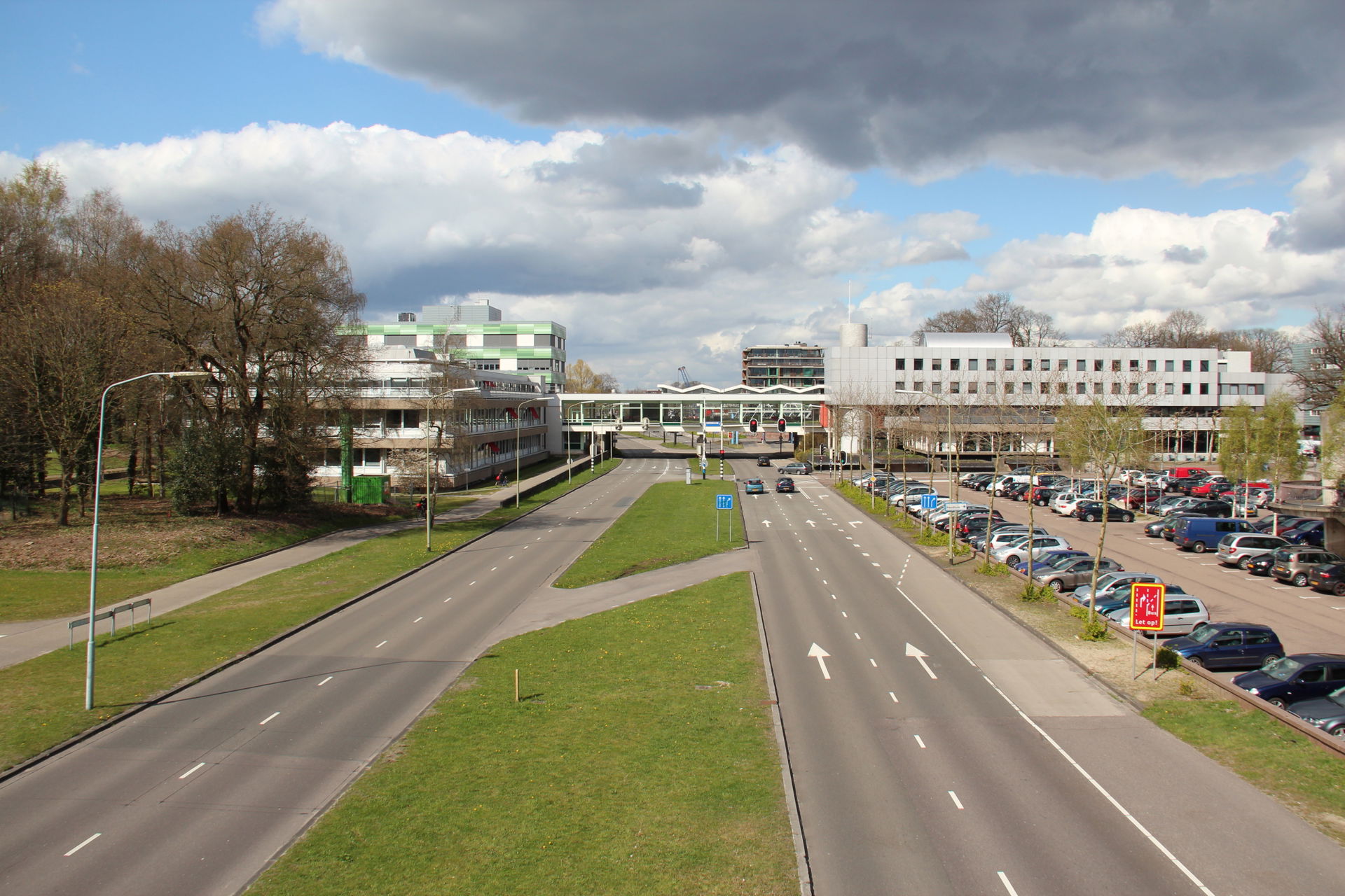 Emmen, de Hondsrugweg en het gemeentehuis